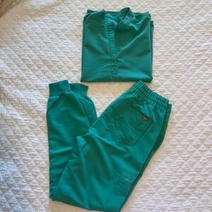 FIGS Surgical Green Scrub Set Size Small top & jogger